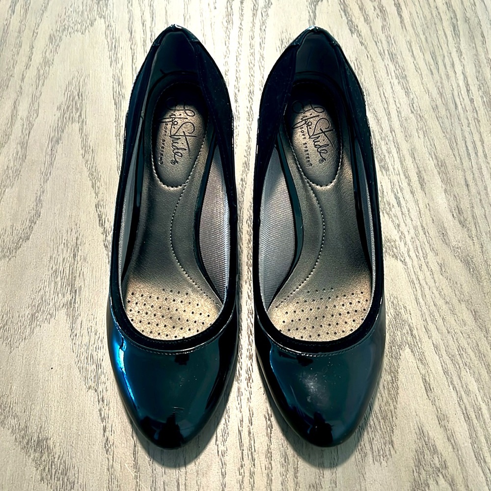 Women’s Black Shiny Life Stride Pumps - SIZE 8